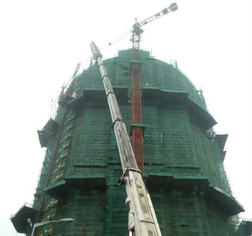 大方吊车在工地上作业